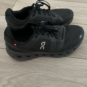 ON Cloud women’s size 9 black shoes